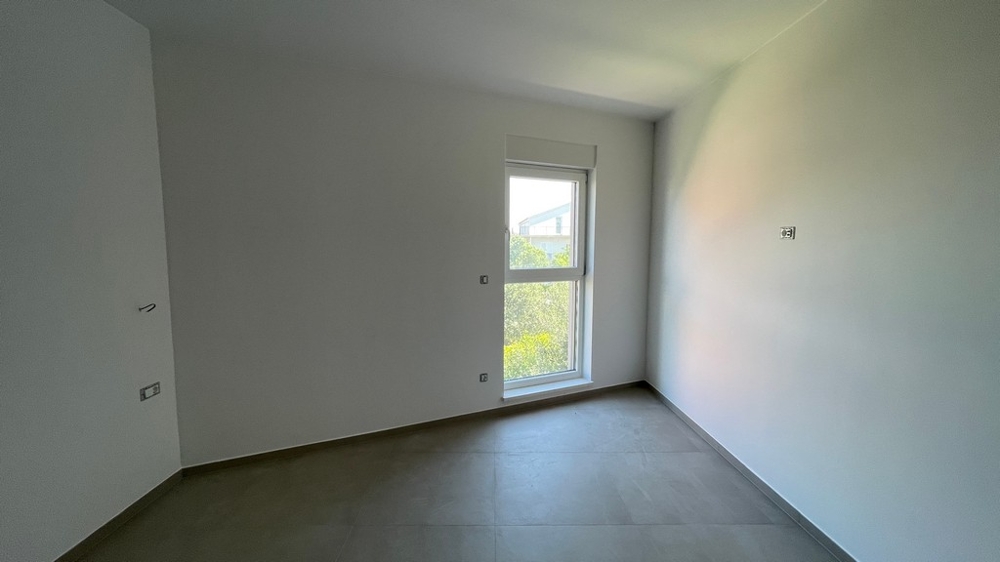 Chambre inachevée avec accès au couloir