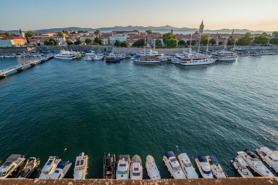 Vue mer sur la vieille ville et le port avec bateaux à Zadar