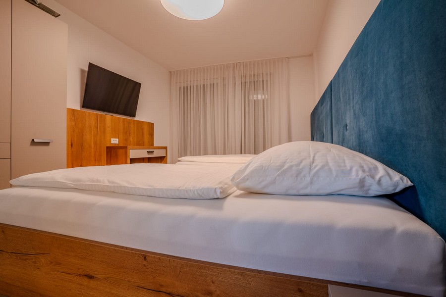 Chambre avec lit double et design sobre
