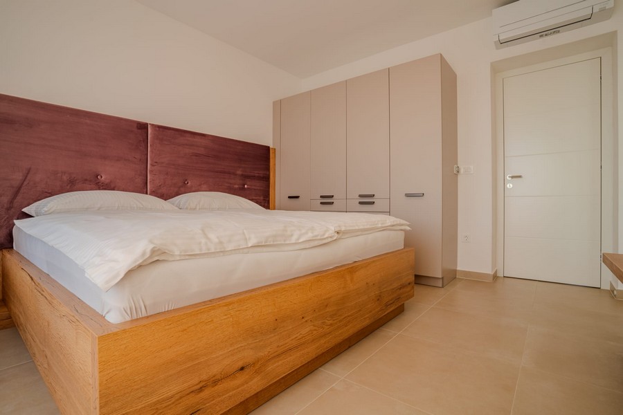 Autre chambre avec lit double et placard intégré