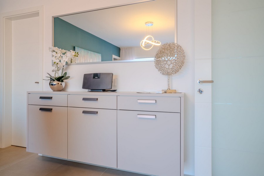 Couloir avec buffet et aménagement moderne
