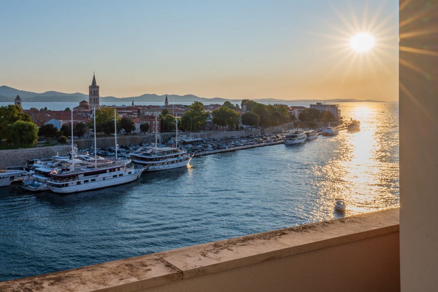 Coucher de soleil sur la côte avec vue sur la vieille ville et le port de plaisance