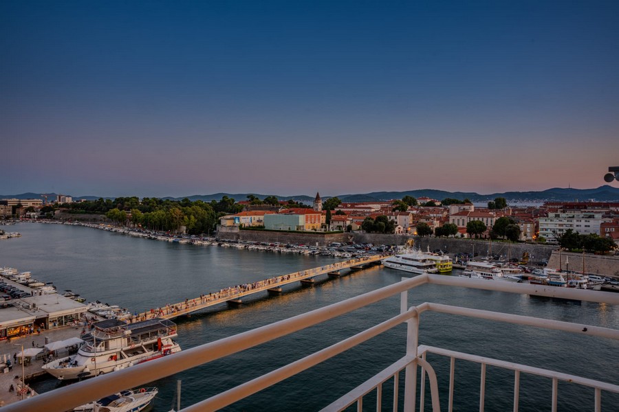 Vue panoramique depuis le balcon sur le port, la vieille ville et le pont