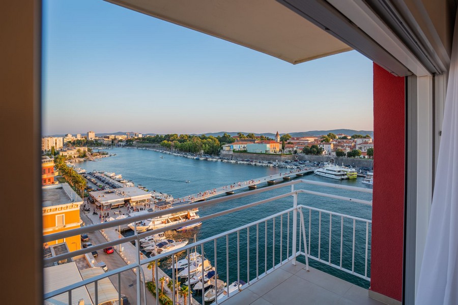 Balcon avec vue panoramique sur le port et la vieille ville