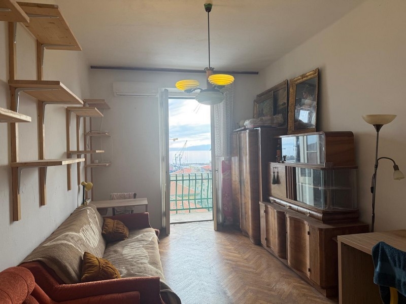 Salon avec balcon et vue mer