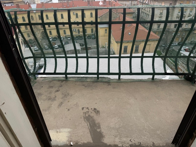 Balcon avec vue sur les toits de la ville
