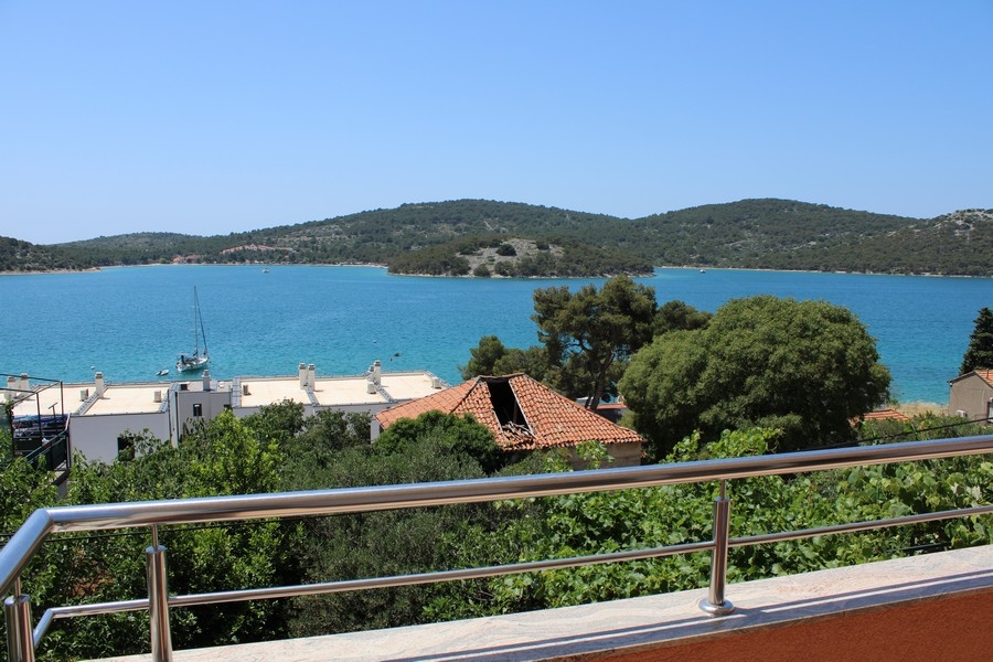 Appartement en rez-de-chaussée à Tisno avec vue de la terrasse sur la baie