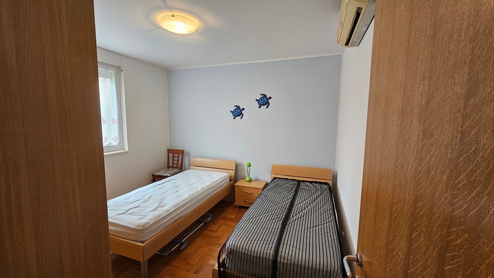 Chambre avec deux lits simples et penderie