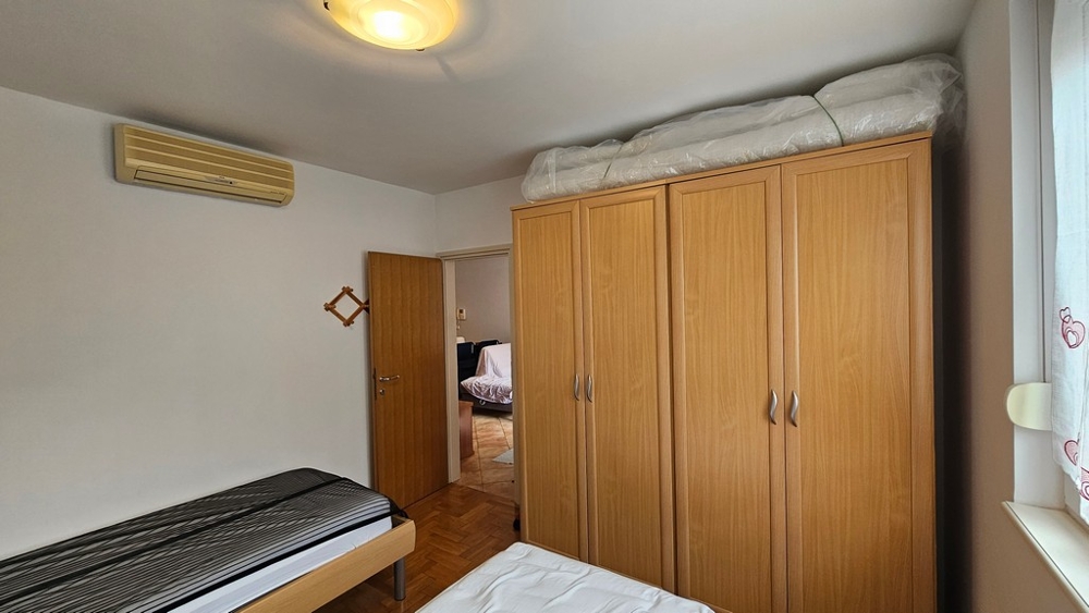 Chambre avec lits simples, penderie et climatisation