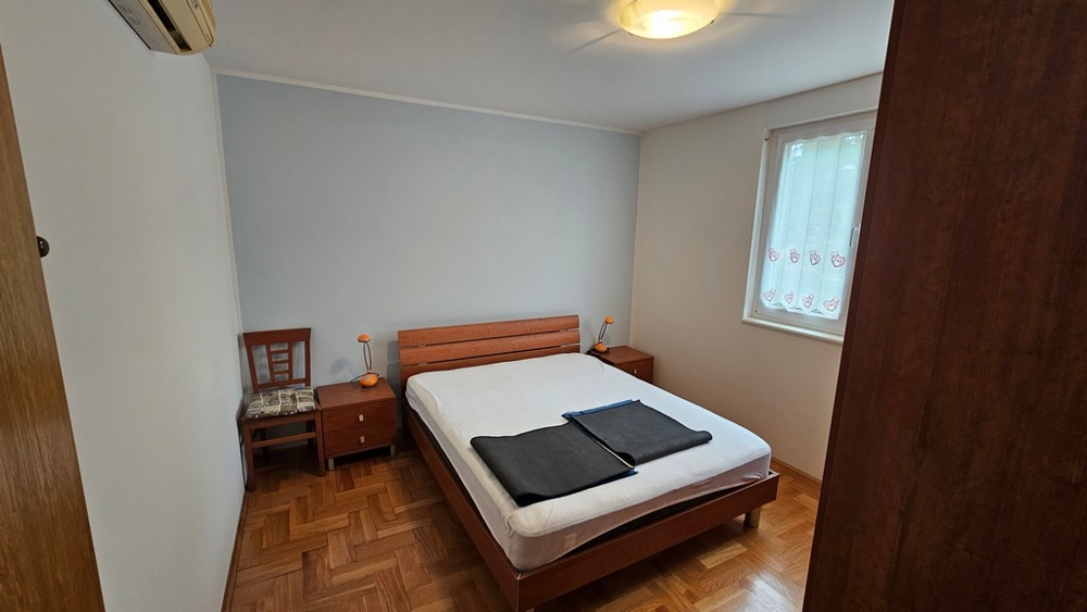 Chambre avec lit double et parquet