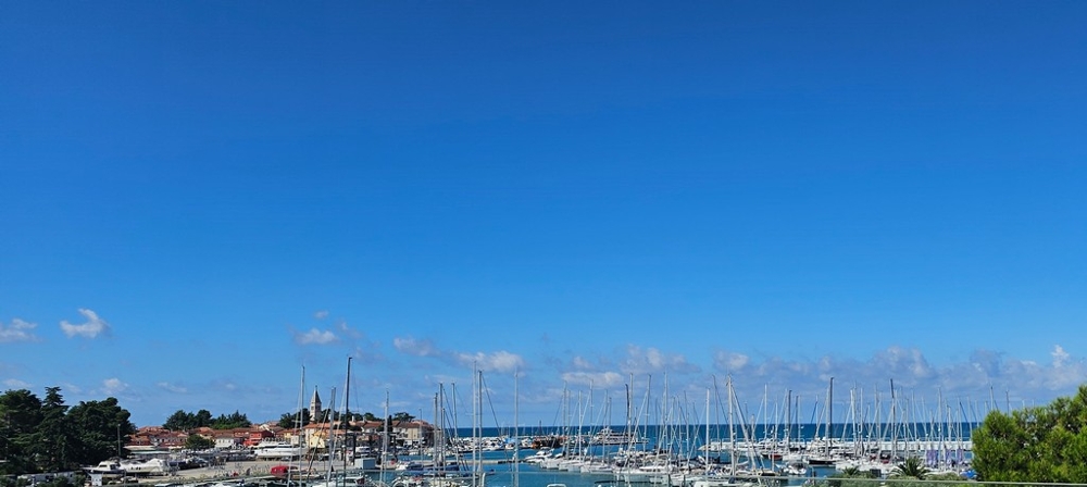 Vue mer du bien A3863 à Novigrad, Istrie.