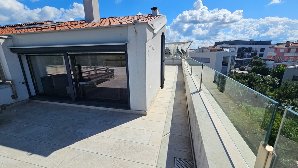 Toit-terrasse moderne du bien A3863 à Novigrad, Istrie.