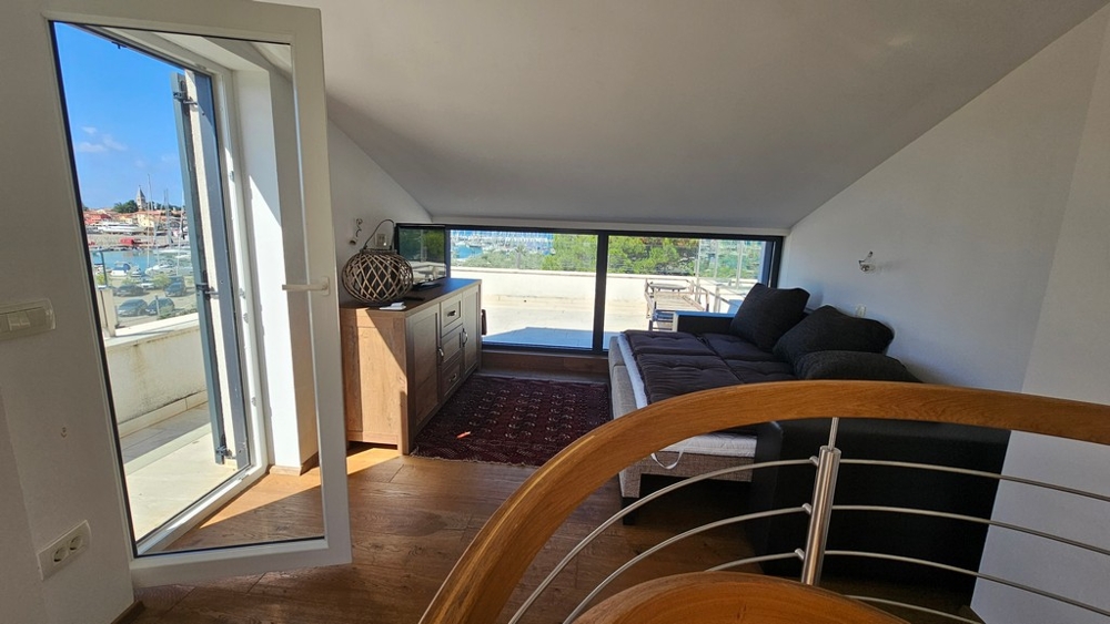 Séjour sous les combles avec accès au toit-terrasse et vue mer