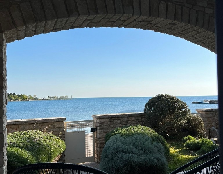 Appartement en duplex en 1re ligne sur la mer à vendre près d'Umag en Croatie.