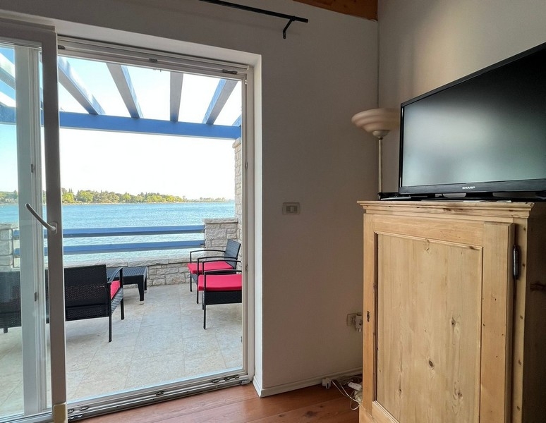 Séjour avec accès à la terrasse et vue directe sur la mer