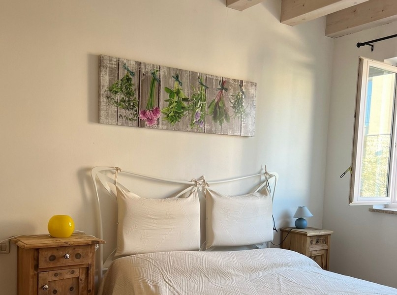 Chambre avec lit double et plafond en bois