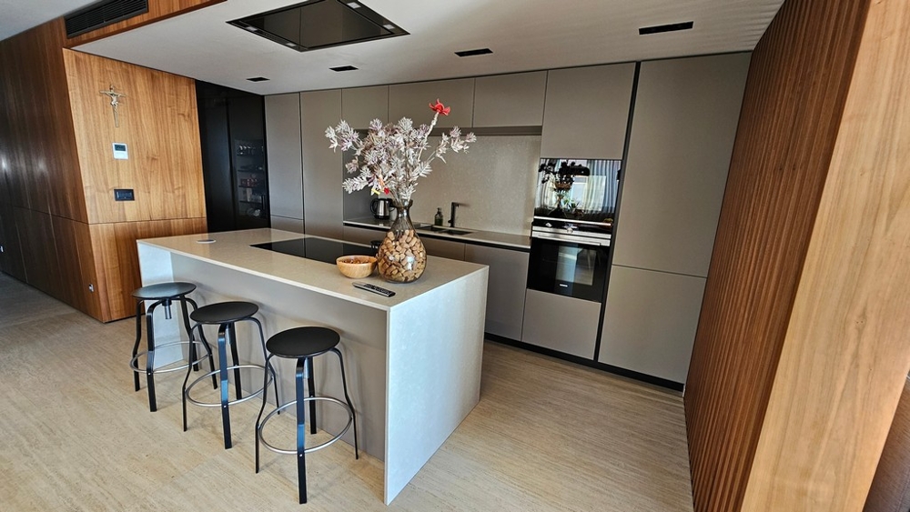 Cuisine moderne avec îlot et tabourets de bar