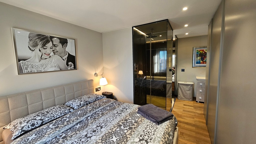 Chambre avec paroi vitrée donnant sur la salle de bains