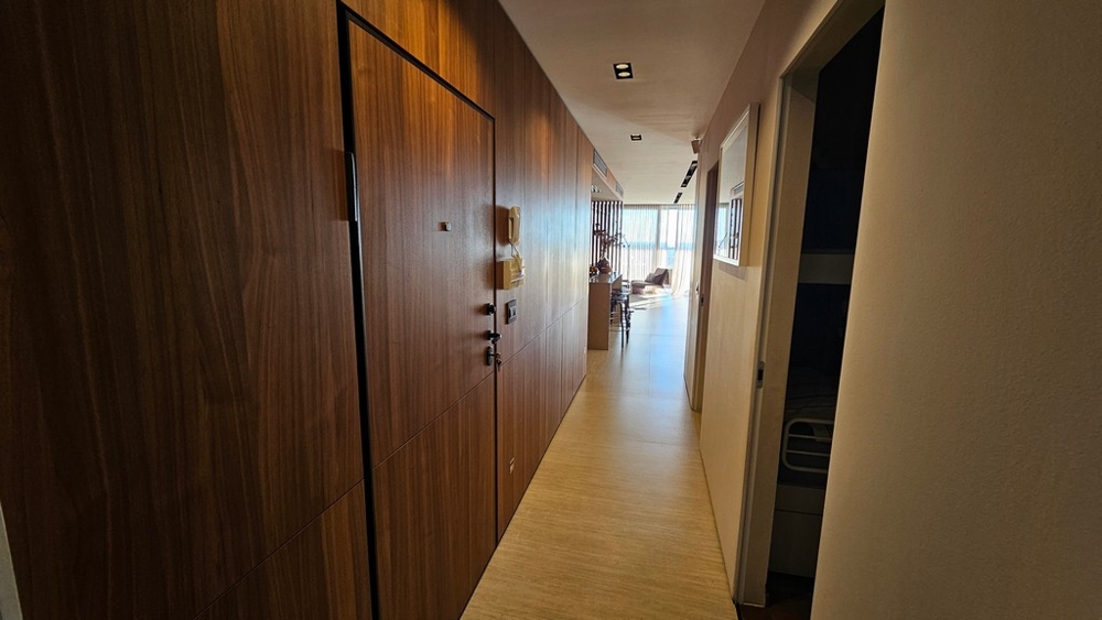 Couloir avec placards intégrés et vue sur le séjour