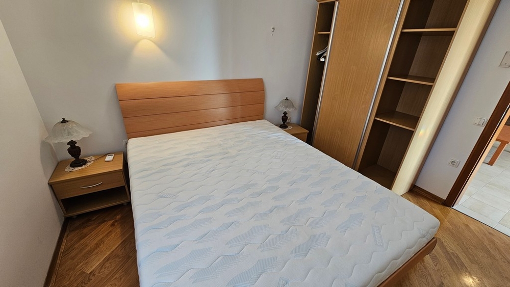 Chambre avec lit double et penderie