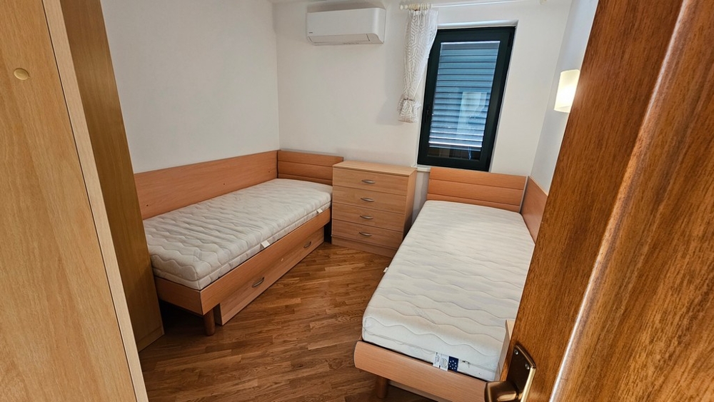 Chambre d'enfant avec deux lits simples