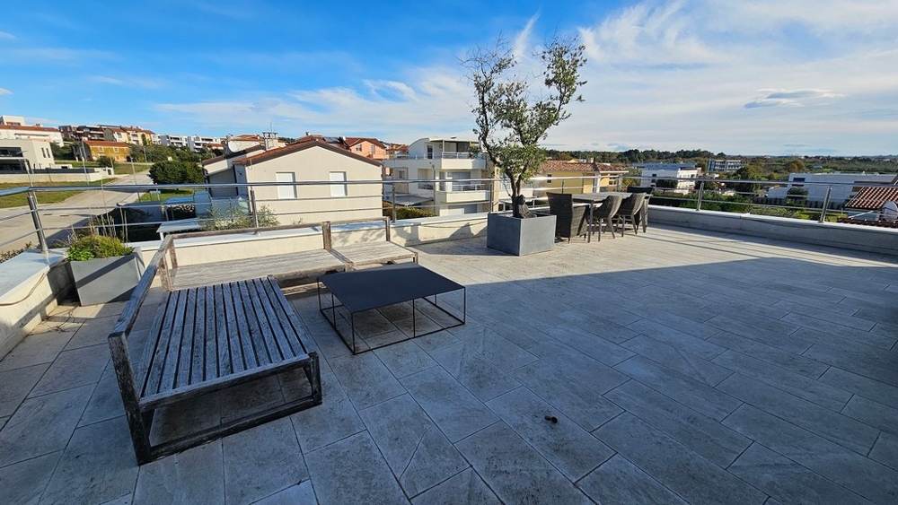 Appartement avec grand toit-terrasse en Croatie à vendre.