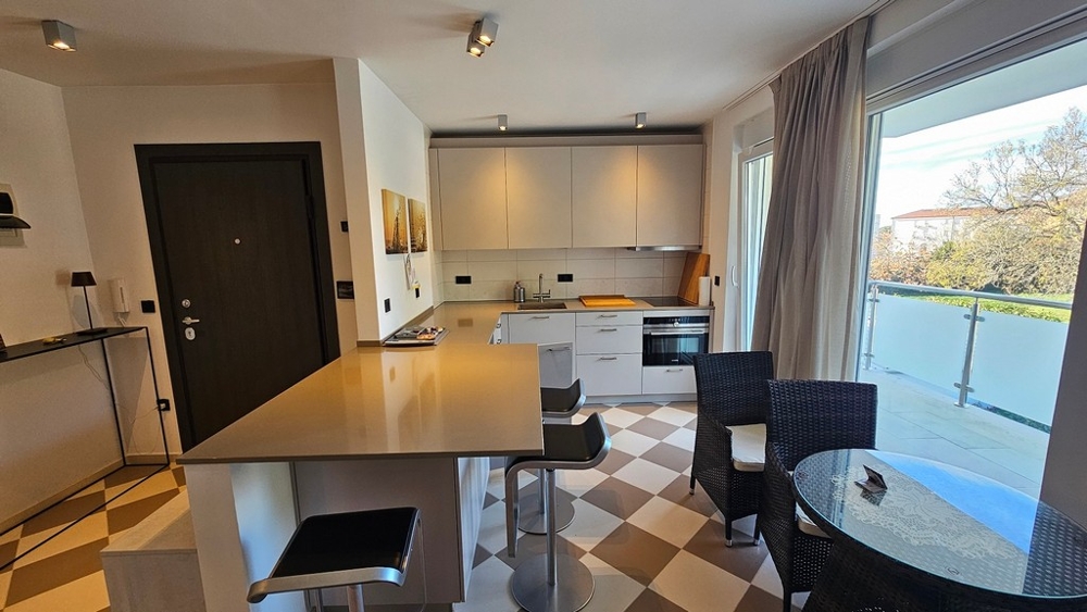 Séjour et cuisine modernes avec accès au balcon