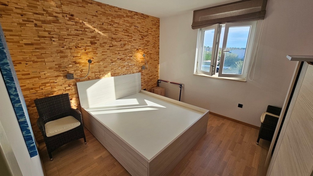 Chambre avec mur d'accent en bois et vue mer