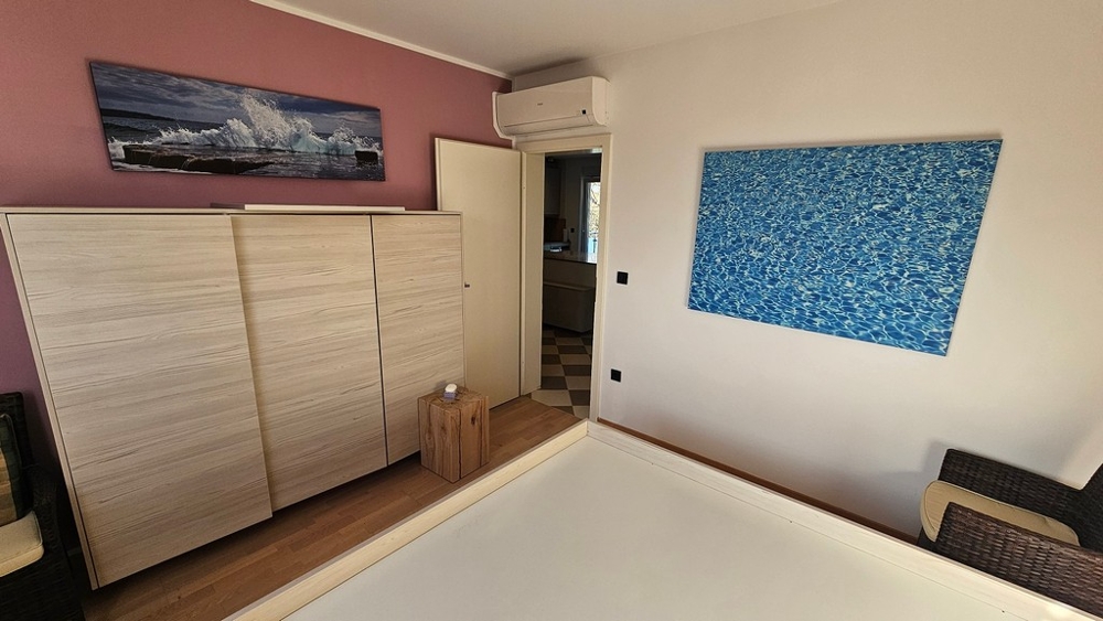 Chambre avec placard intégré et climatisation à Novigrad