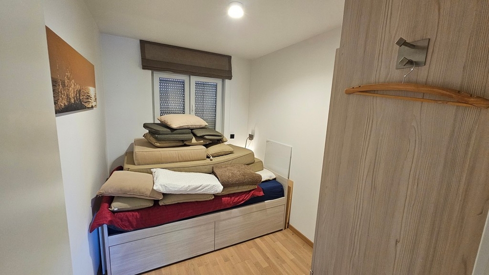 Petite chambre avec lit simple dans l'appartement à Novigrad