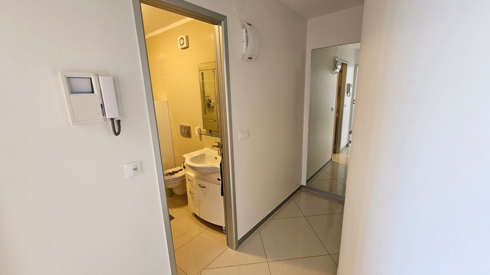 Couloir avec accès à la salle de bains