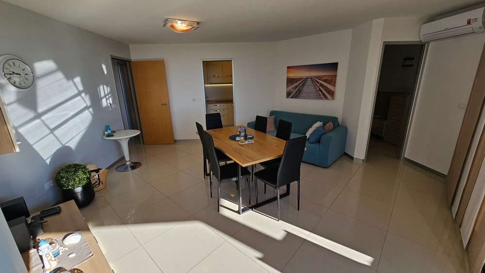 Séjour et coin repas ouverts à la décoration moderne