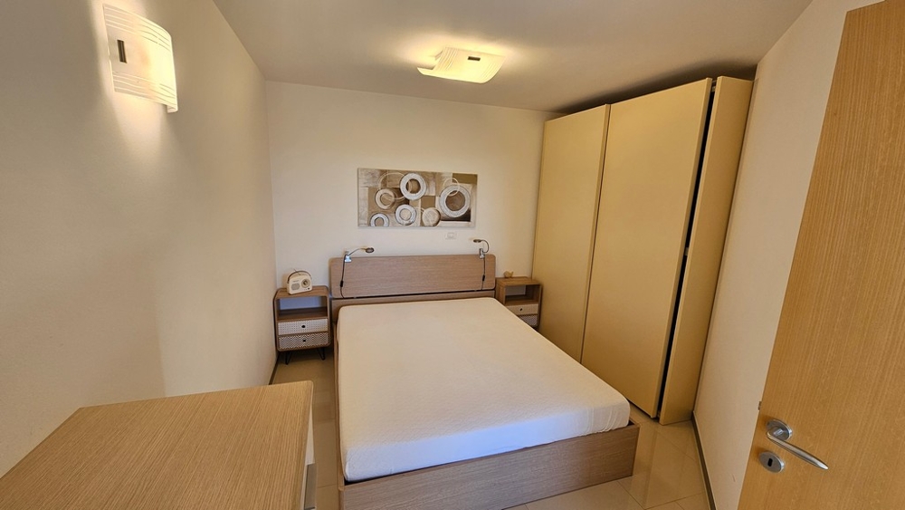 Chambre avec lit double et penderie