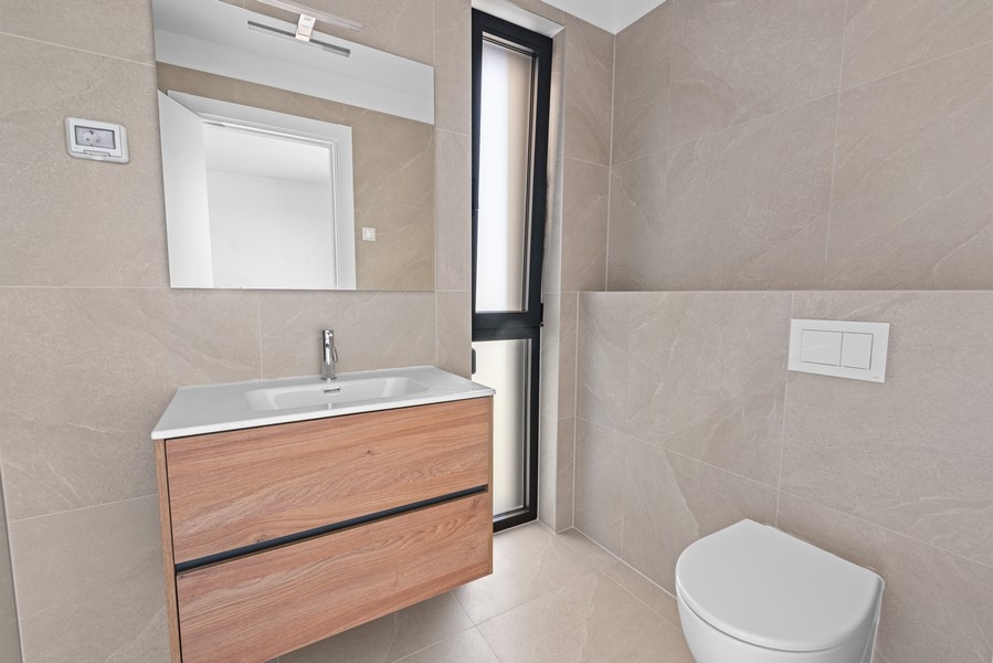 Salle de bains moderne avec vasque et douche