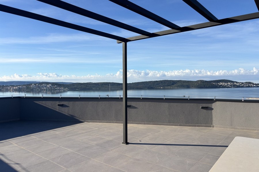Toit-terrasse de l'appartement A3877, à vendre à Trogir sur l'île de Ciovo.
