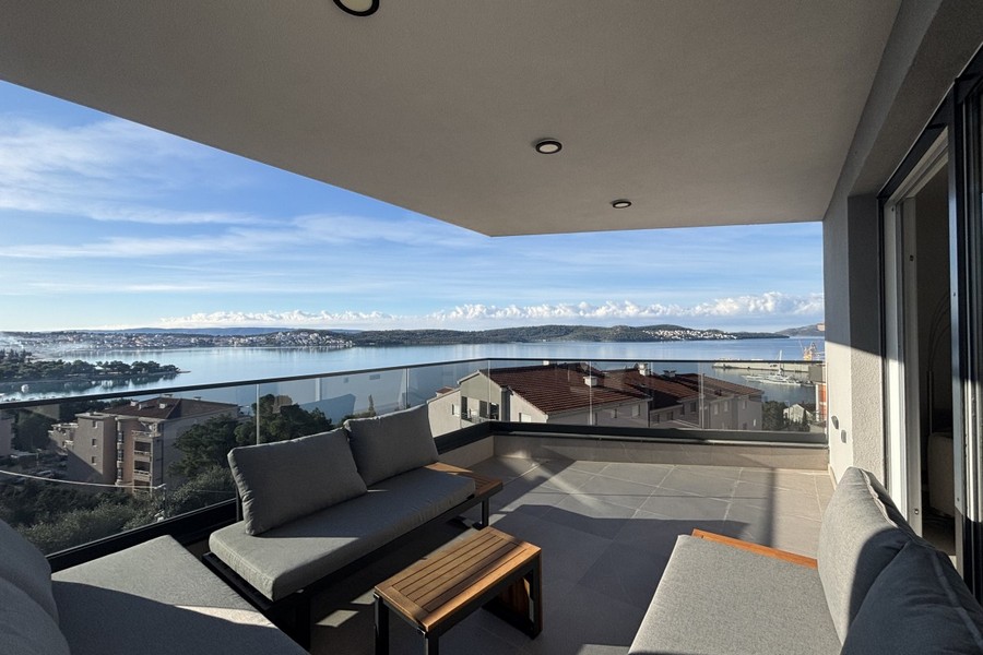 Vue mer depuis le balcon de l'appartement A3877 à Trogir, Croatie.
