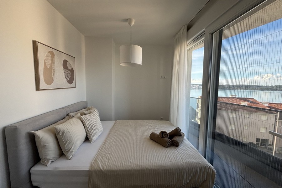Chambre avec vue mer et fenêtre du sol au plafond