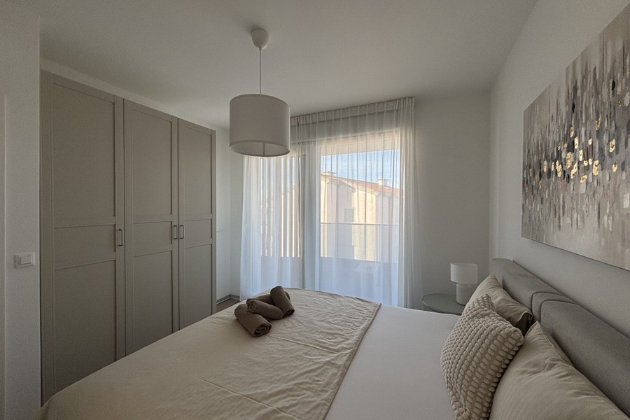 Chambre avec penderie et lumière du jour