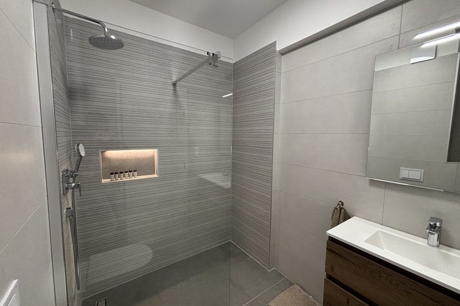 Salle de bains avec douche à l'italienne et vasque