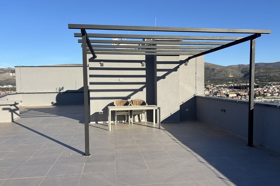 Vaste toit-terrasse avec pergola et vue sur la ville