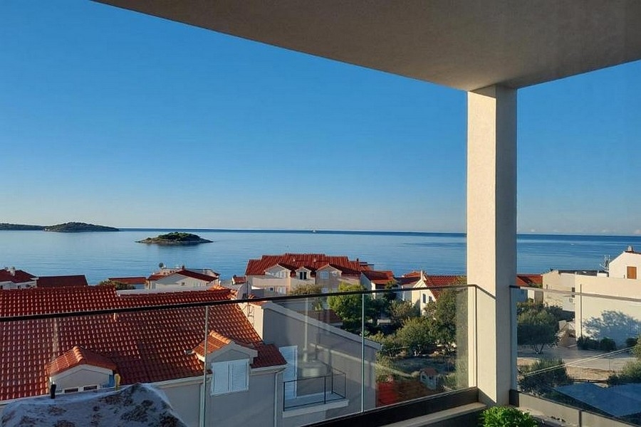 Vue du balcon sur les toits de tuiles et les îles de la baie