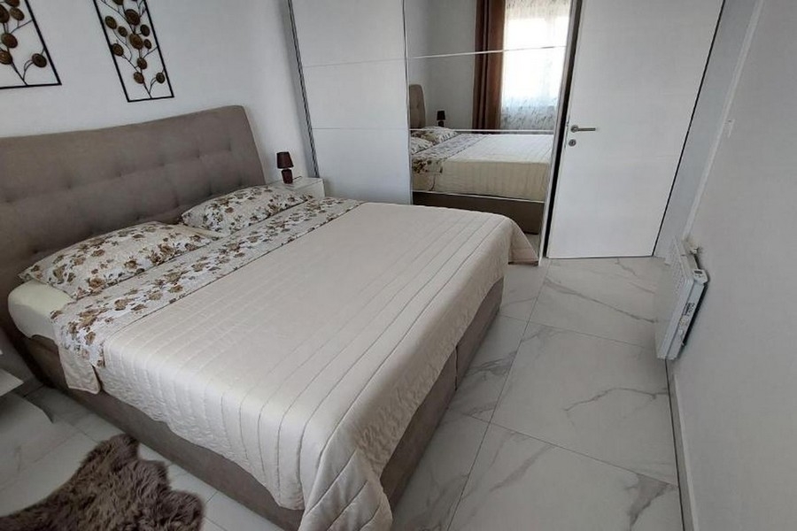 Chambre avec lit double et penderie à portes miroir