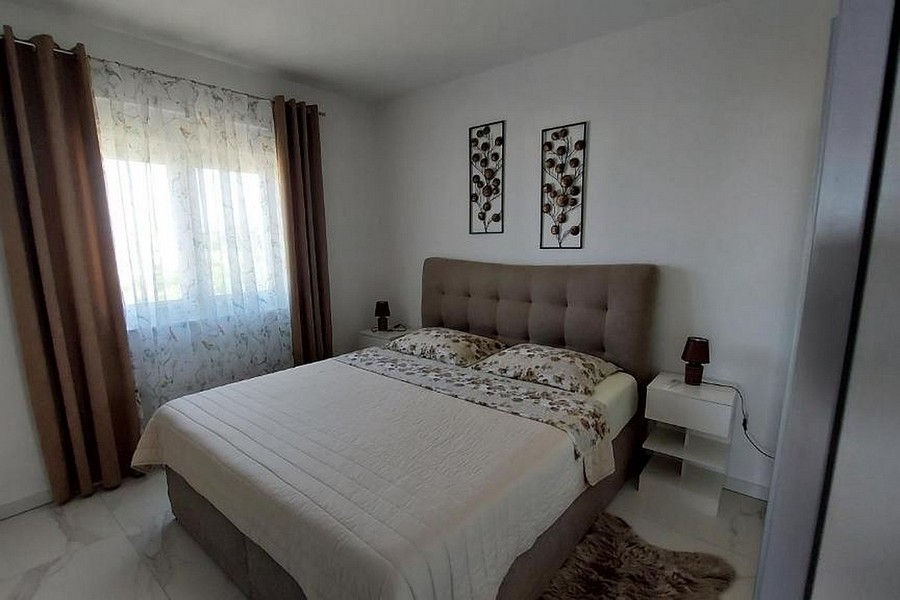 Chambre avec lit rembourré et fenêtre