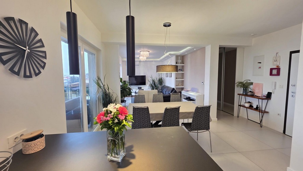 Table à manger avec bouquet de fleurs et suspensions