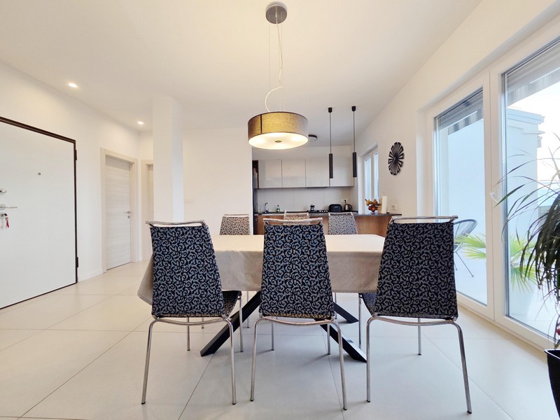 Table à manger avec chaises à motifs et porte d'entrée