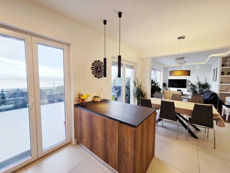 Comptoir de cuisine avec porte de la terrasse et vue sur le salon