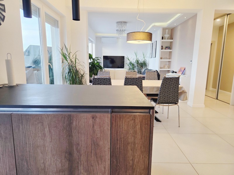 Comptoir de cuisine aspect bois avec vue sur le coin repas