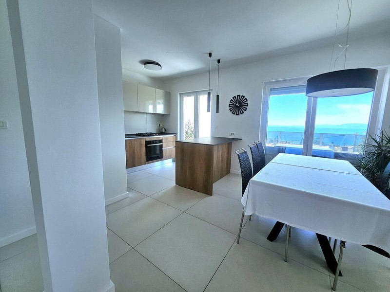 Cuisine et table à manger avec vue sur la mer