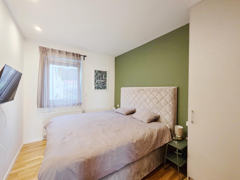 Chambre avec lit double et mur d'accent vert