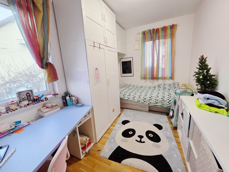 Chambre d'enfant avec tapis panda, bureau et armoire